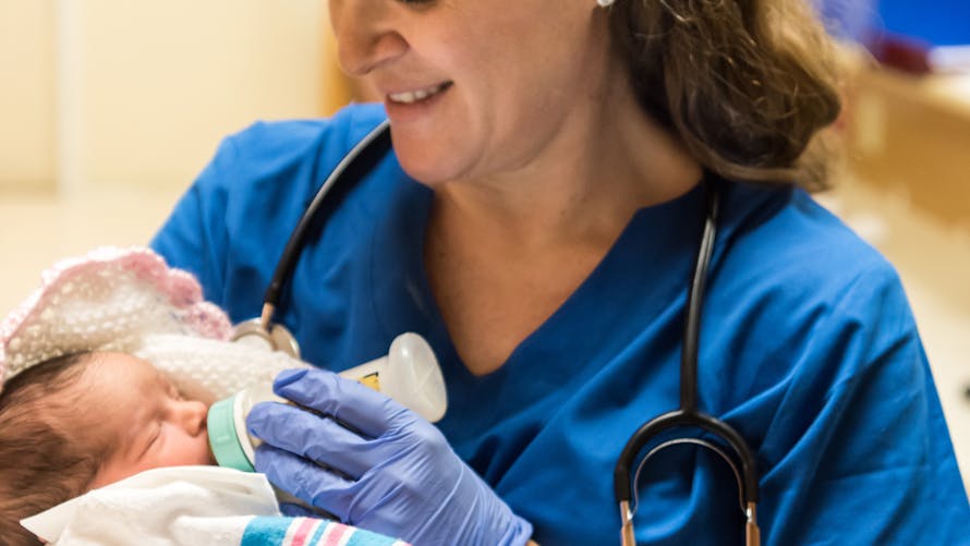 Une infirmière met au monde un bébé … Qui deviendra sa belle-fille plus de 20 ans après !