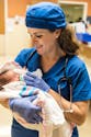 Une infirmière met au monde un bébé... qui deviendra 20 ans plus tard un membre de sa famille
