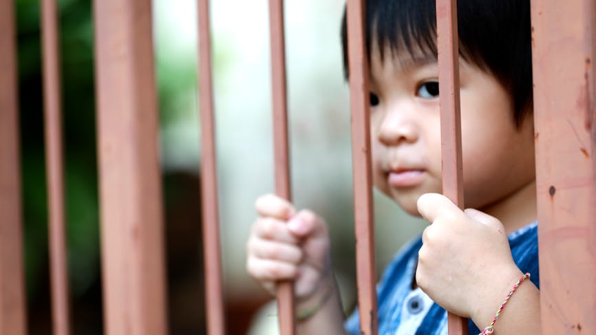 Un enfant de 3 ans, pas assez propre, placé en prison par ses parents policiers