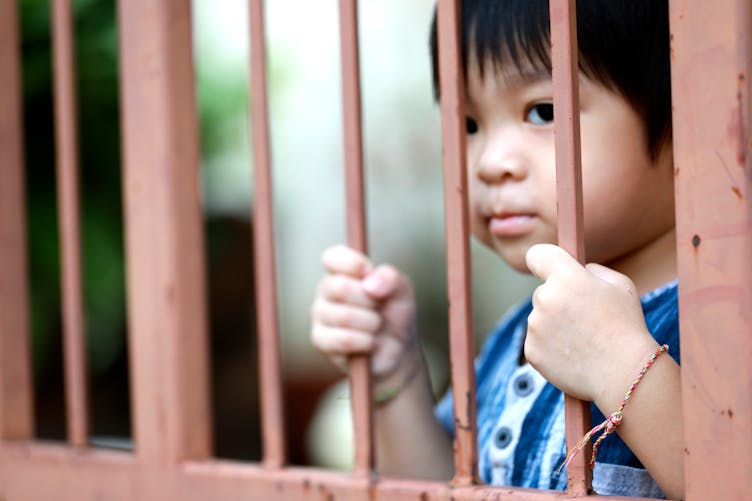 Un enfant de 3 ans, pas assez propre, placé en prison par ses parents policiers