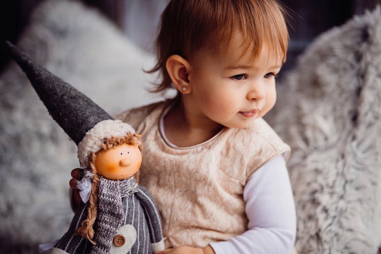 petite fille tenant une poupée