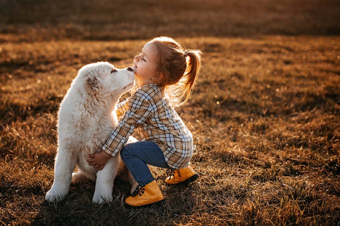 petite fille avec son chien