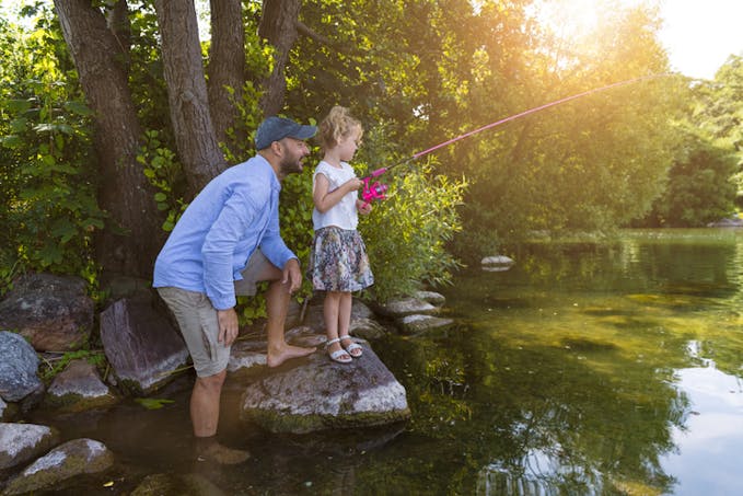 petite fille qui pêche avec son papa