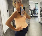 « Petit bidon deviendra grand » : Eve Angeli, enceinte, n’en revient pas de la taille de son ventre