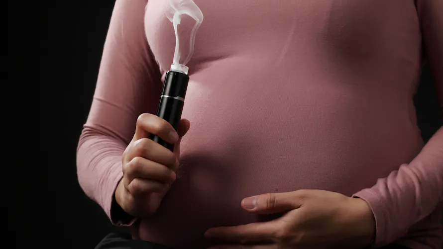Vapoter enceinte : est-ce aussi dangereux que de fumer ? | Parents.fr Vapoter enceinte : est-ce aussi dangereux que de fumer ? | Parents.fr