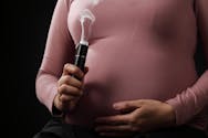 Vapoter enceinte : est-ce aussi dangereux que de fumer ?