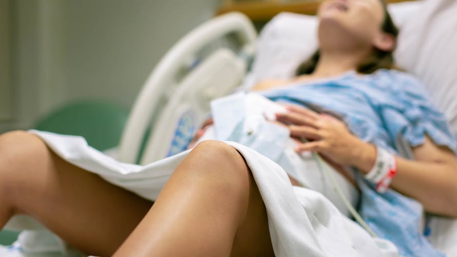 Femme ressentant des contractions douloureuses pendant l'accouchement.