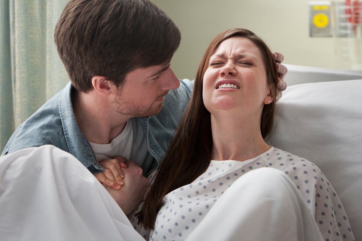 Technique du peigne pendant l'accouchement : la solution