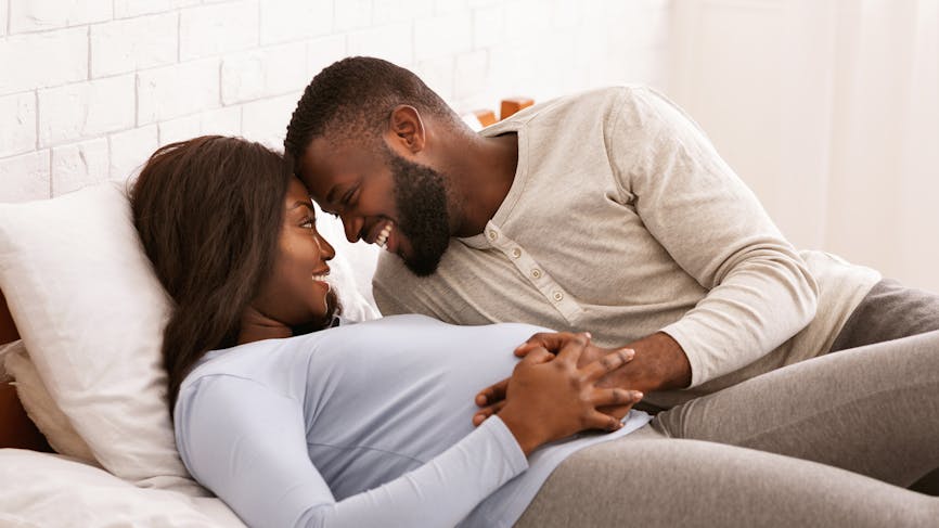Couple faisant des câlins avec femme enceinte