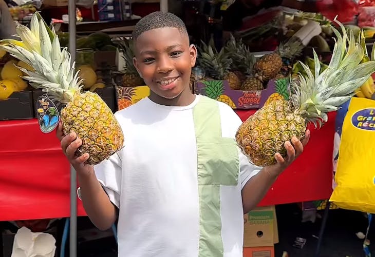 Un jeune garçon de 13 ans fait le buzz à Bondy en vendant des fruits et des sirops frais 
