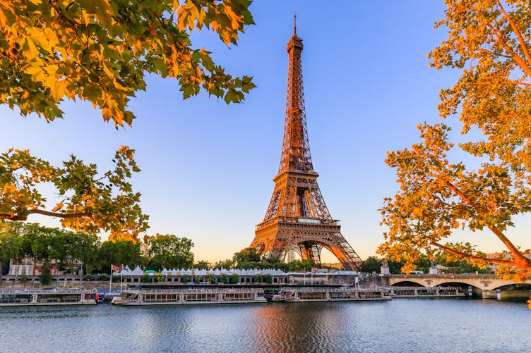 La vidéo craquante d’un père qui fait semblant d’allumer la tour Eiffel pour l’anniversaire de sa fille