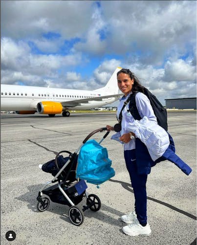 Coupe du Monde. La footballeuse Amel Majri et son bébé en poussette devant un avion.