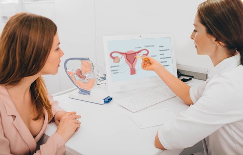 Cancer de l'ovaire : Une médecin montre un schéma d'utérus à une patiente