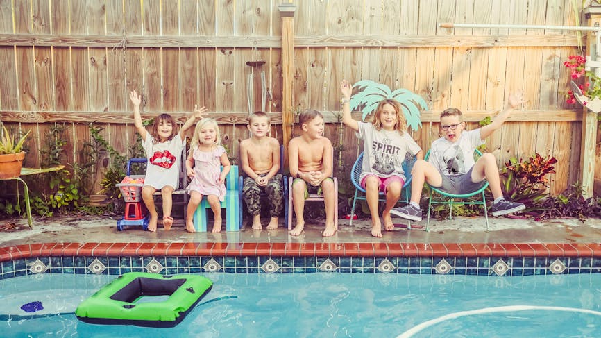 La chronique de SerialMother : des enfants en vacances d'été au bord d'une piscine