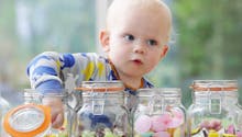 « N’en donnez pas à votre bébé ! » : son enfant frôle la mort après avoir mangé cette sucrerie