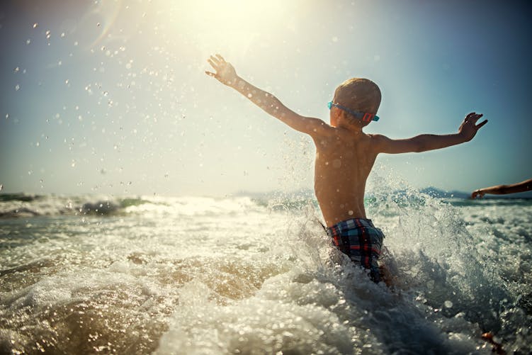 enfant dans les vagues : un petit garçon a perdu sa prothèse de jambe en se baignant