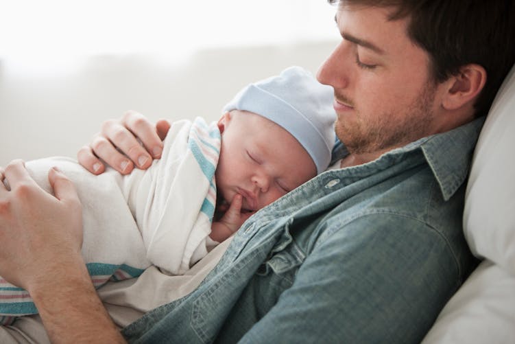 Un papa avec son bébé : il devient père le jour où le sien meurt.
