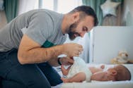 Si de plus en plus de pères prennent leur congé paternité, des inégalités perdurent