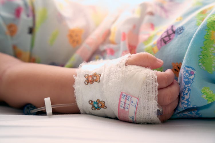 Un bébé se retrouve paralysé après avoir attrapé un virus commun