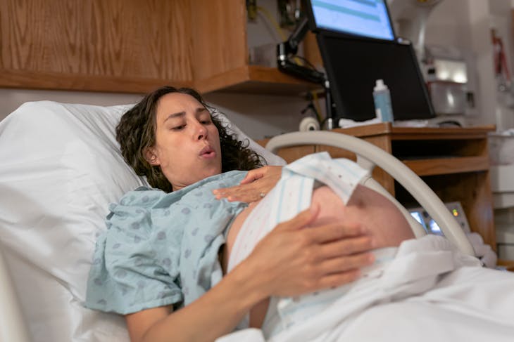 Etapes de l'accouchement : comment se déroule la naissance de bébé ?