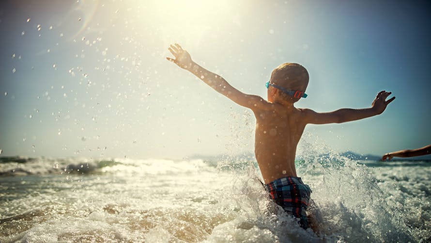Baignade déconseillée : un enfant joue dans les vagues