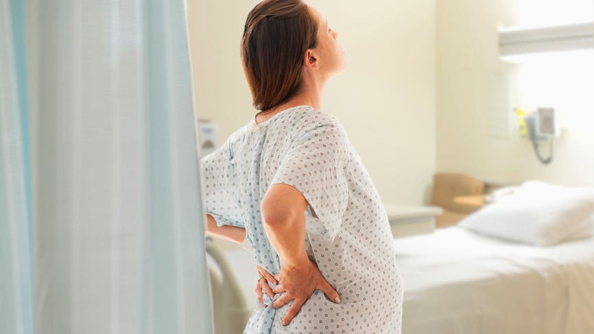 Femme enceinte qui souffre de douleurs lombaires