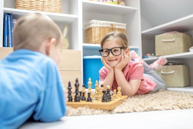 fillette jouant aux échecs