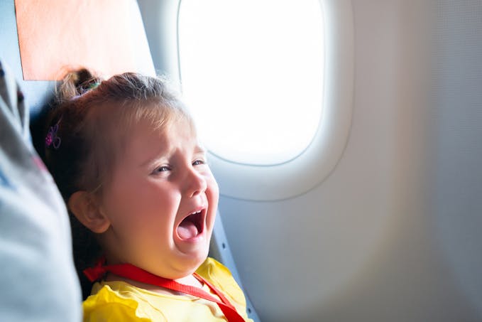 bébé pleure dans l'avion