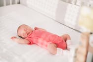 Sommeil de bébé : la durée des siestes aurait un impact sur son langage