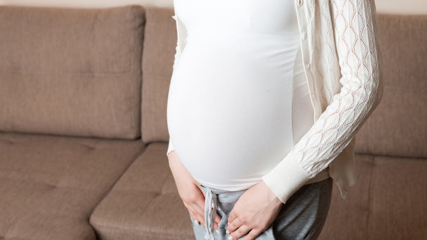 Femme enceinte souffrant de la zone pubienne avant l'accouchement
