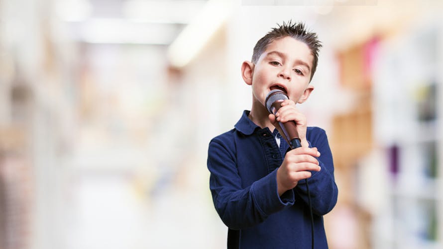 petit garçon qui chante