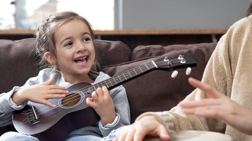 petite fille jouant de la guitare