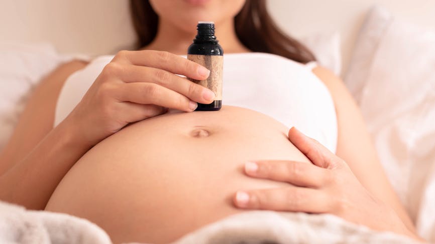 L’huile de ricin pour déclencher l’accouchement : une méthode à bannir ?