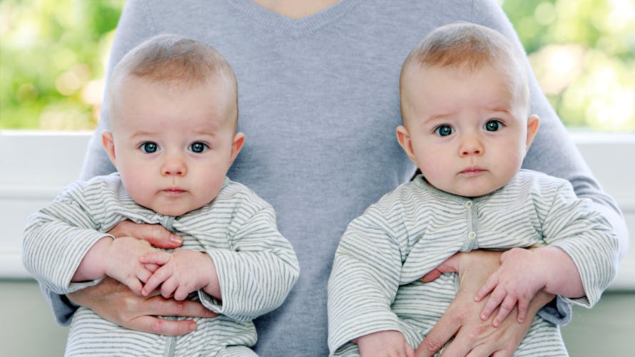 Deux bébés jumeaux