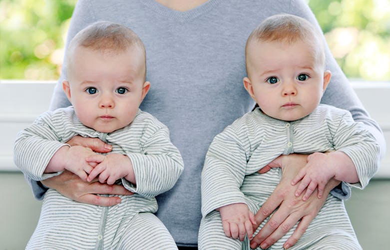 Deux bébés jumeaux
