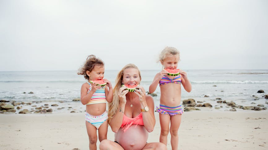Comment porter un bikini et protéger son ventre de femme enceinte ?