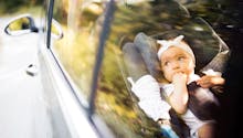 Bébé laissé seul dans une voiture : quand peut-on casser la vitre ?