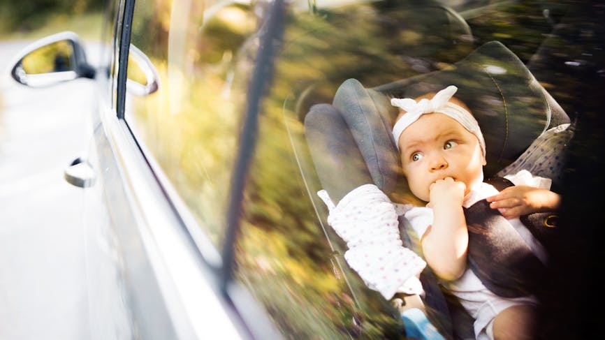 Bébé dans un siège auto dans une voiture
