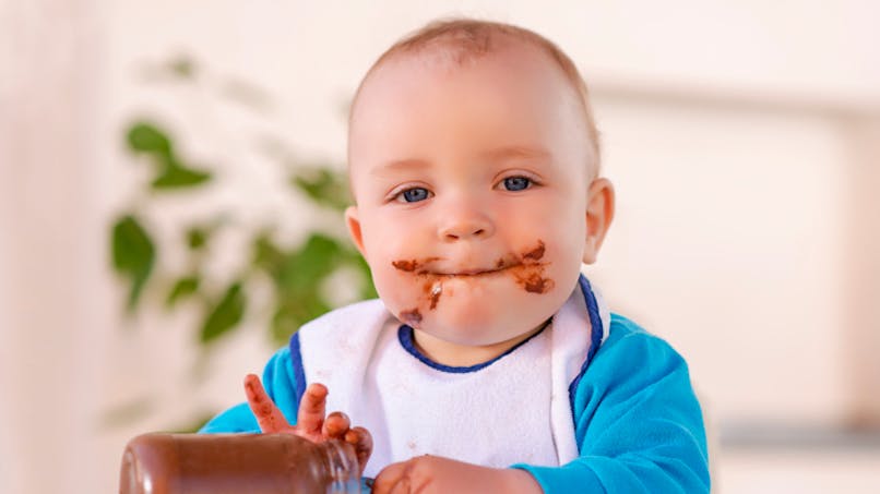 bébé a du chocolat plein la bouche
