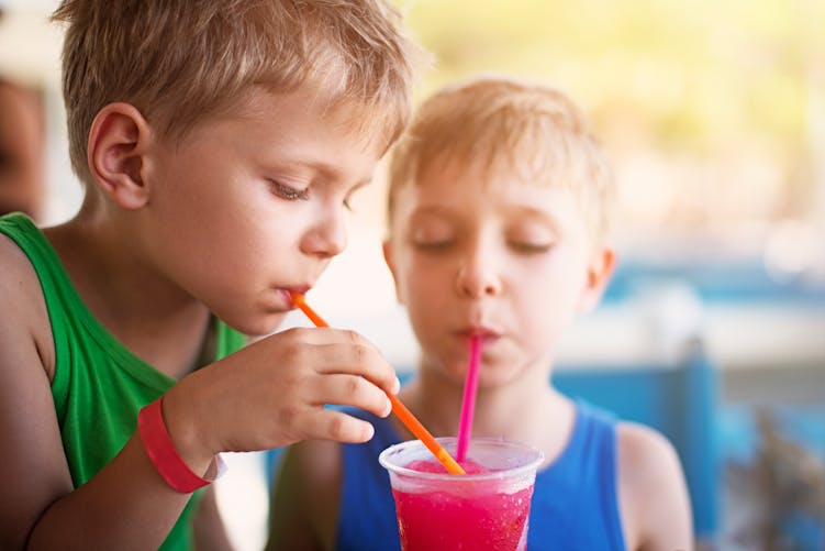 Des enfants boivent un granité : une boisson dangereuse pour eux ?