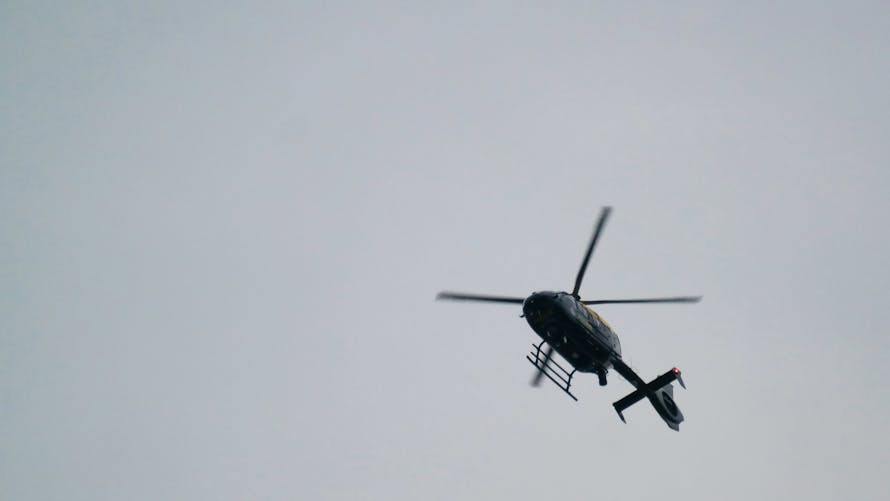 Des enfants sont bloqués dans une télécabine à 365 m de haut au Pakistan et doivent être secourus en hélicoptère.