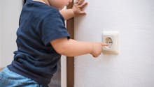 Bébé : comment sécuriser son appartement avec des cache-prises ?