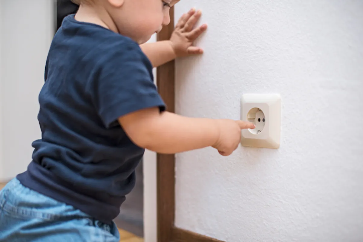 MUTKIND 25 Prises Sécurité Enfant - Cache-Prises Bébé Enfichables Avec Courbure Anti-Retrait - Blanc