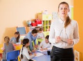 Une enseignante donne la liste des prénoms des écoliers les plus « méchants »