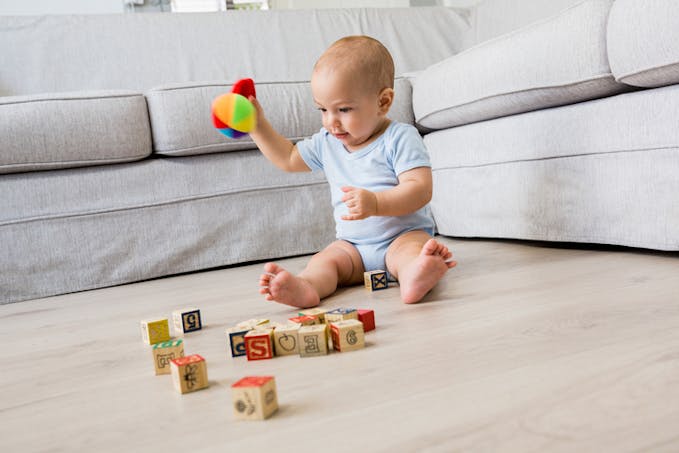 bébé joue avec des cubes