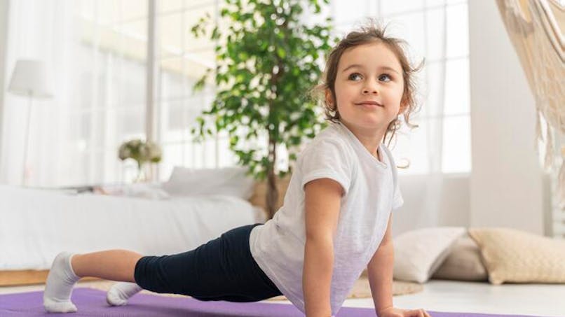 petite fille fait du yoga