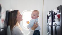 Les conseils d’un steward expérimenté pour que votre bébé ne pleure pas en avion