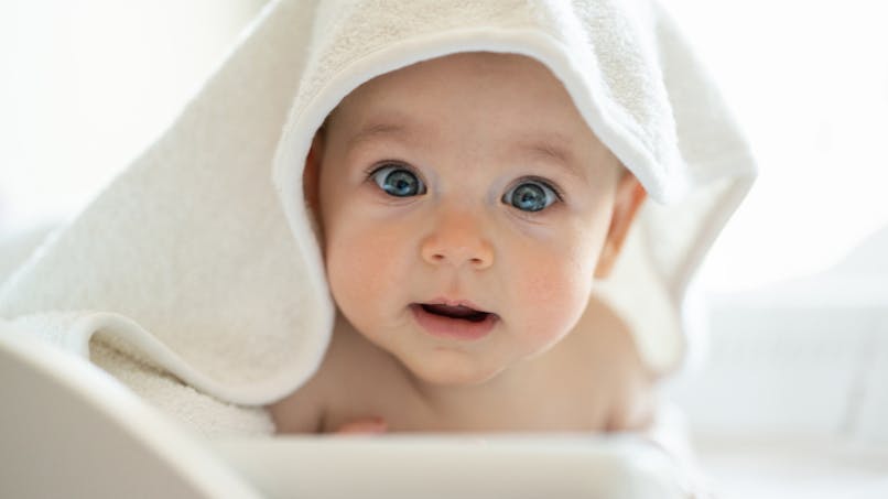 bébé avec serviette éponge