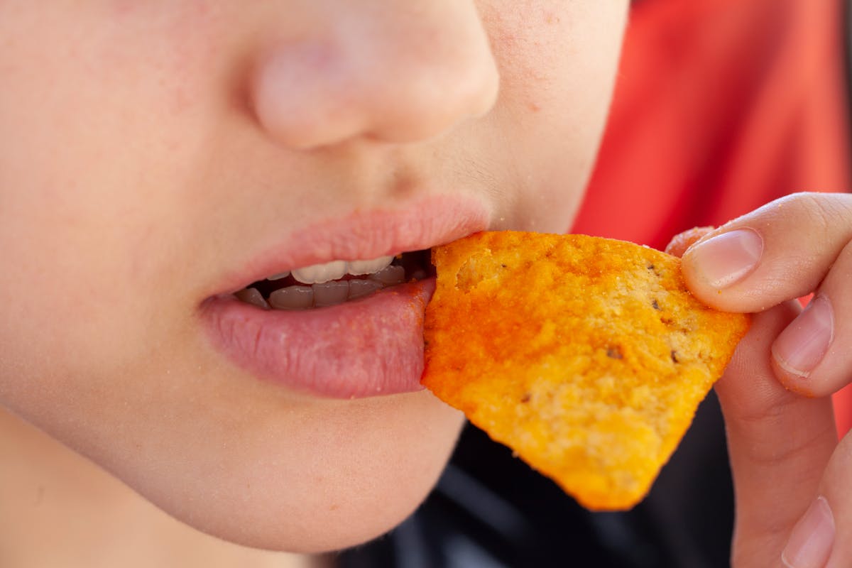 Manger des chips ultra piquantes, ce défi qui envoie des jeunes à l'hôpital