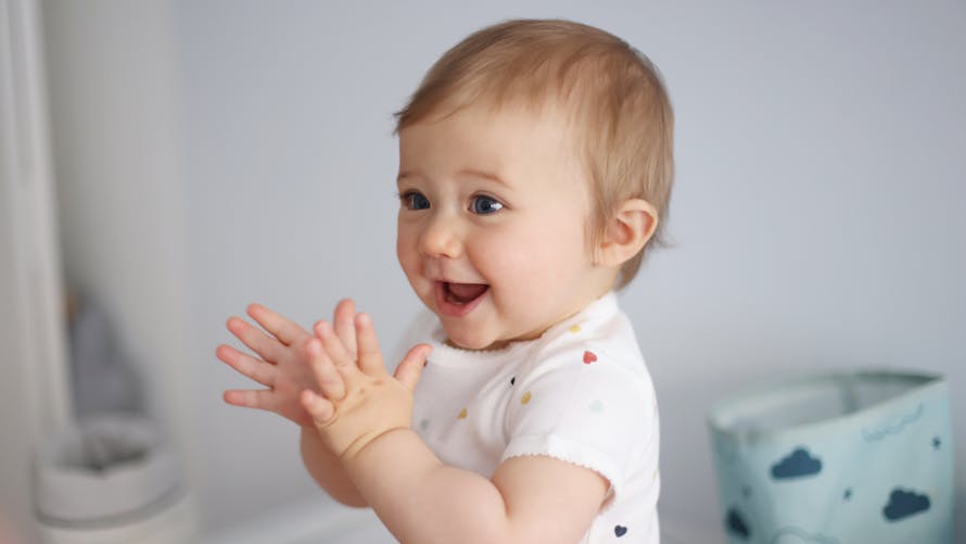 Bébé qui applaudit en souriant 
